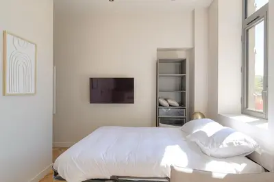 Un ou plusieurs lits dans un hébergement de l'établissement Splendide studio, terrasse ensoleillée, Ecully