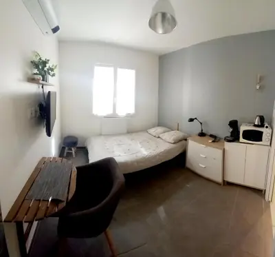 Un ou plusieurs lits dans un hébergement de l'établissement Chambre salle de bain clim