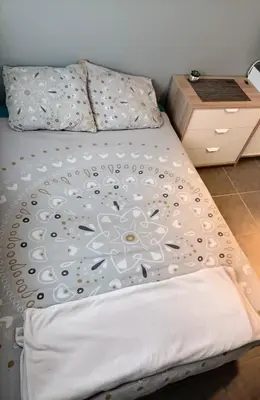 Un ou plusieurs lits dans un hébergement de l'établissement Chambre salle de bain clim