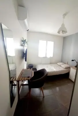 Un ou plusieurs lits dans un hébergement de l'établissement Chambre salle de bain clim