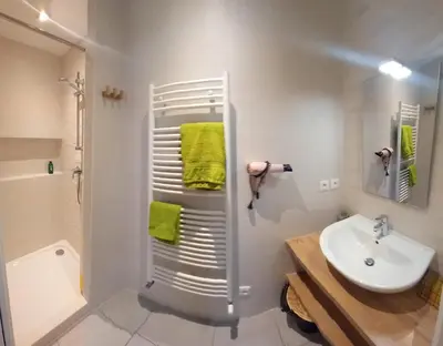 Salle de bains dans l'établissement Chambre salle de bain clim