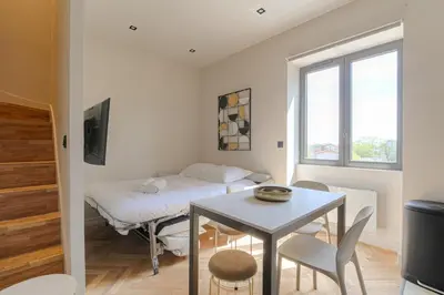Télévision ou salle de divertissement dans l'établissement Superbe appartement lumineux proche de Lyon