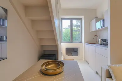 Cuisine ou kitchenette dans l'établissement Appartement moderne et chaleureux, Ecully
