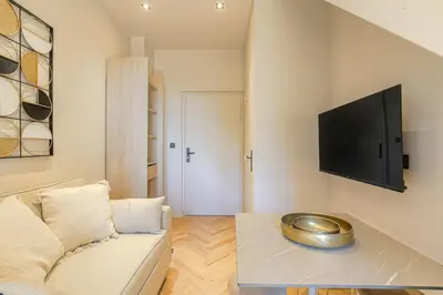 Télévision ou salle de divertissement dans l'établissement Appartement moderne et chaleureux, Ecully