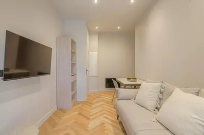 Télévision ou salle de divertissement dans l'établissement Appartement contemporain au calme, Ecully