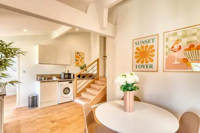 Cuisine ou kitchenette dans l'établissement Le Pastel - Cosy Appart - métro B - wifi inclus