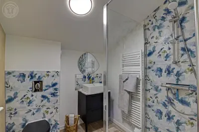 Salle de bains dans l'établissement Escapade Champ'être 6 à 8 personnes Spa et Escape Game