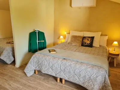 Un ou plusieurs lits dans un hébergement de l'établissement Escapade Champ'être 6 à 8 personnes Spa et Escape Game