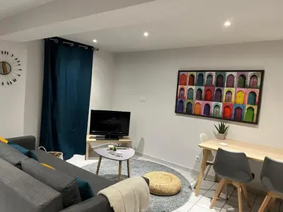 Télévision ou salle de divertissement dans l'établissement Joli duplex en plein cœur du centre ville