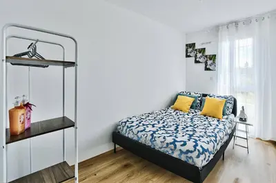 Un ou plusieurs lits dans un hébergement de l'établissement L'Eden Urbain Proche Lyon, Terrasse, BBQ et Parking