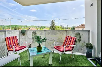 Piscine de l'établissement L'Eden Urbain Proche Lyon, Terrasse, BBQ et Parking ou située à proximité