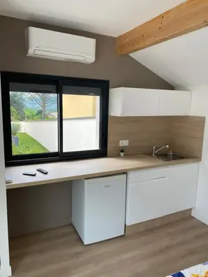 Cuisine ou kitchenette dans l'établissement Studio indépendant dans propriété au cœur du Beaujolais