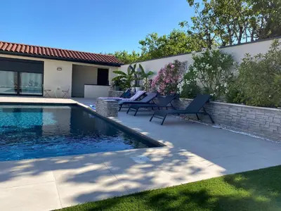 Piscine de l'établissement Studio indépendant dans propriété au cœur du Beaujolais ou située à proximité