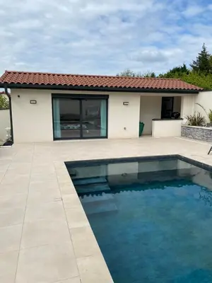 Piscine de l'établissement Studio indépendant dans propriété au cœur du Beaujolais ou située à proximité