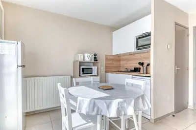 Cuisine ou kitchenette dans l'établissement GuestReady - Sleek & Sunny Comfort near the Tram