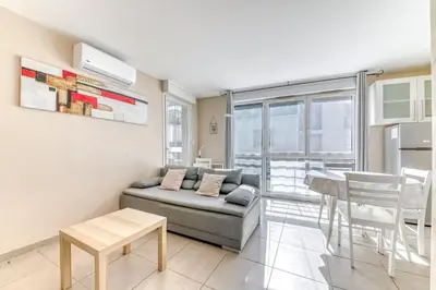 Coin salon dans l'établissement GuestReady - Sleek & Sunny Comfort near the Tram