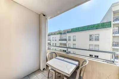 Balcon ou terrasse dans l'établissement GuestReady - Sleek & Sunny Comfort near the Tram