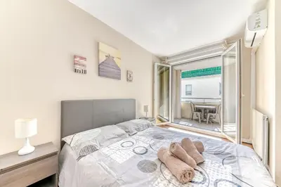 Un ou plusieurs lits dans un hébergement de l'établissement GuestReady - Sleek & Sunny Comfort near the Tram