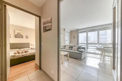 Un ou plusieurs lits dans un hébergement de l'établissement GuestReady - Sleek & Sunny Comfort near the Tram