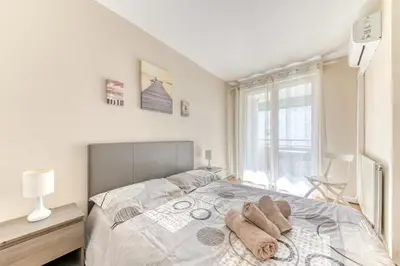 Un ou plusieurs lits dans un hébergement de l'établissement GuestReady - Sleek & Sunny Comfort near the Tram