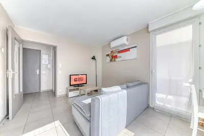 Télévision ou salle de divertissement dans l'établissement GuestReady - Sleek & Sunny Comfort near the Tram