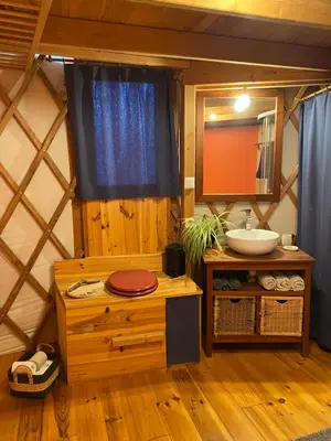 Salle de bains dans l'établissement Yourte Brigîte