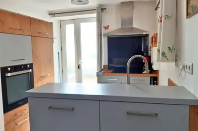 Cuisine ou kitchenette dans l'établissement La Bourguijolaise