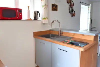 Cuisine ou kitchenette dans l'établissement La Bourguijolaise