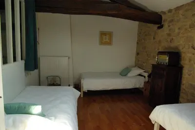Un ou plusieurs lits dans un hébergement de l'établissement Gîte Les Capréoles, maison vigneronne de caractère