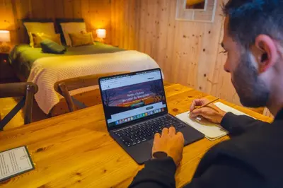 Télévision ou salle de divertissement dans l'établissement Entre Couette & Bulles