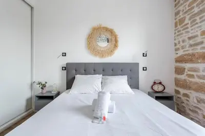 Un ou plusieurs lits dans un hébergement de l'établissement Authentic charm Quartier Burdeau Lyon 1st