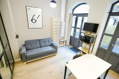 Télévision ou salle de divertissement dans l'établissement Charming T3 with Terrace heart of St Paul