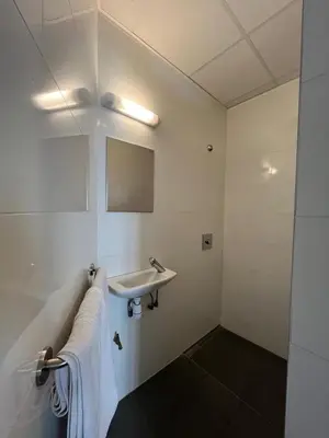 Salle de bains dans l'établissement Hôtel d'Enghien