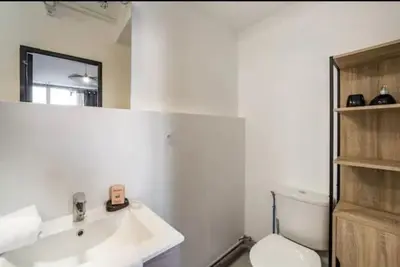 Salle de bains dans l'établissement Studio AVENTURE - Le Méridien #Lave-vaisselle #Wifi #Ventilateur