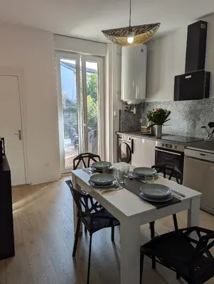 Cuisine ou kitchenette dans l'établissement Le petit cocon de Montrond