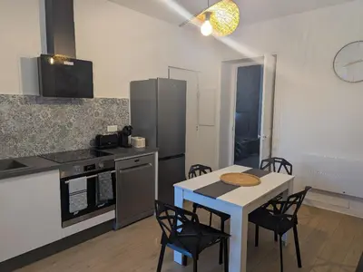 Cuisine ou kitchenette dans l'établissement Le petit cocon de Montrond