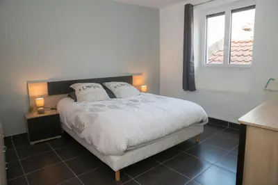 Un ou plusieurs lits dans un hébergement de l'établissement Maison de ville meublée 60m2