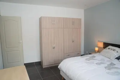 Un ou plusieurs lits dans un hébergement de l'établissement Maison de ville meublée 60m2