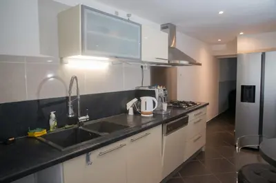 Cuisine ou kitchenette dans l'établissement Maison de ville meublée 60m2