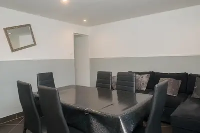 Coin salon dans l'établissement Maison de ville meublée 60m2