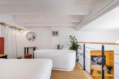 Coin salon dans l'établissement Évasion urbaine loft avec spa et balcon côté Opéra