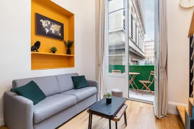 Coin salon dans l'établissement Évasion urbaine loft avec spa et balcon côté Opéra