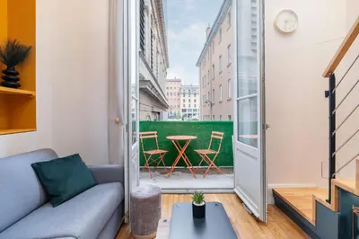 Coin salon dans l'établissement Évasion urbaine loft avec spa et balcon côté Opéra