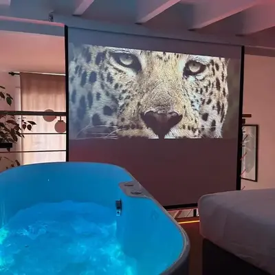 Urban Escape Loft with Balcony & Jacuzzi Near the Opera