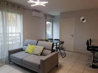 Coin salon dans l'établissement Duplex cosy - 3 chambres avec garage, balcon et clim