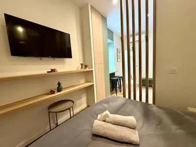 Un ou plusieurs lits dans un hébergement de l'établissement L'Écrin de Duguesclin Comfort & Charm in Lyon 3rd arrondissement