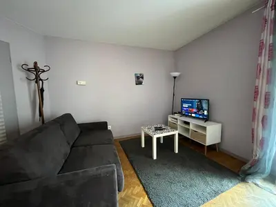 Télévision ou salle de divertissement dans l'établissement Le Lacassagne avec parking