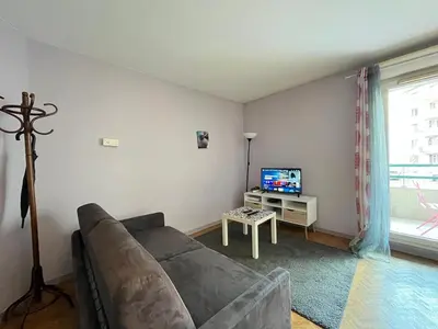 Télévision ou salle de divertissement dans l'établissement Le Lacassagne avec parking