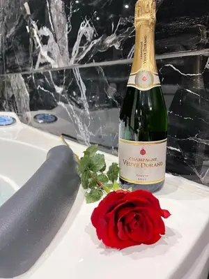 Boissons dans l'établissement Atypical romantic room