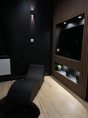 Télévision ou salle de divertissement dans l'établissement Atypical romantic room